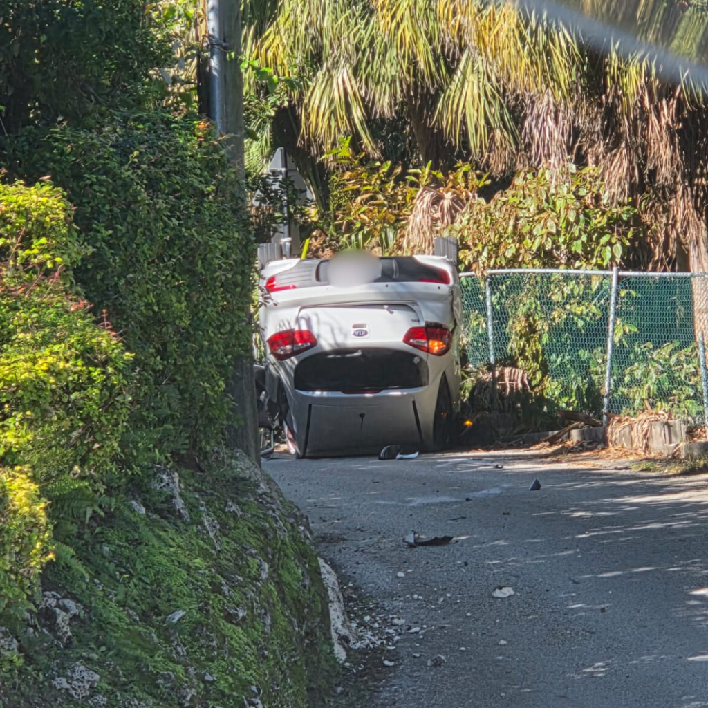 A car on its back, accident in Bermuda